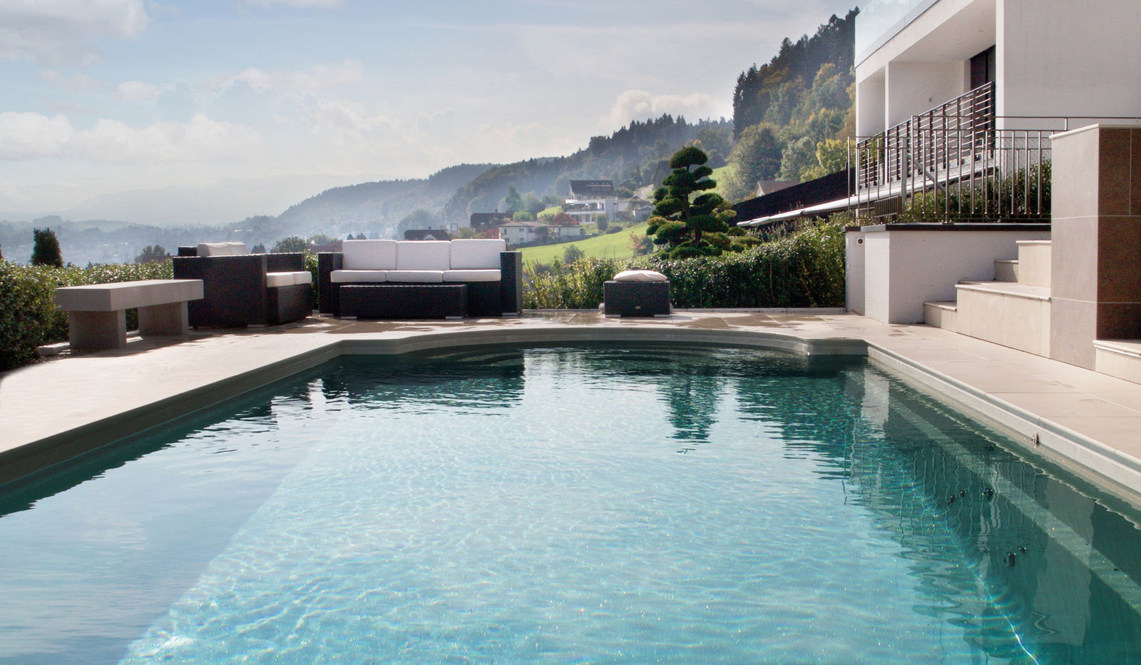 Dank Thermobeton-Hinterfüllung ist dieses Schwimmbecken hervorragend isoliert. Einstückbecken mit 20 Jahren Garantie. Vita Bad AG.