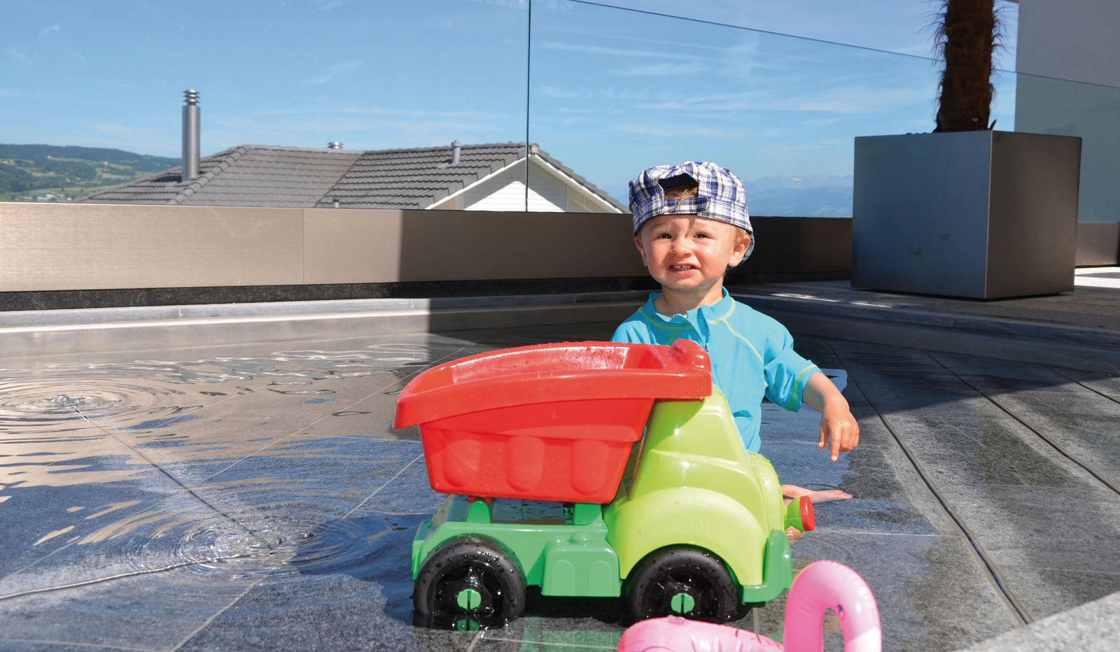 Der versenkbare «Terramare»-Pool ist die perfekte Lösung, wenn der Platz knapp ist. Wird der Pool nicht gebraucht, dient die Fläche als Terrasse. Wird die Abdeckung heruntergefahren, ist der Pool in drei Minuten einsatzbereit. Mein Topf.