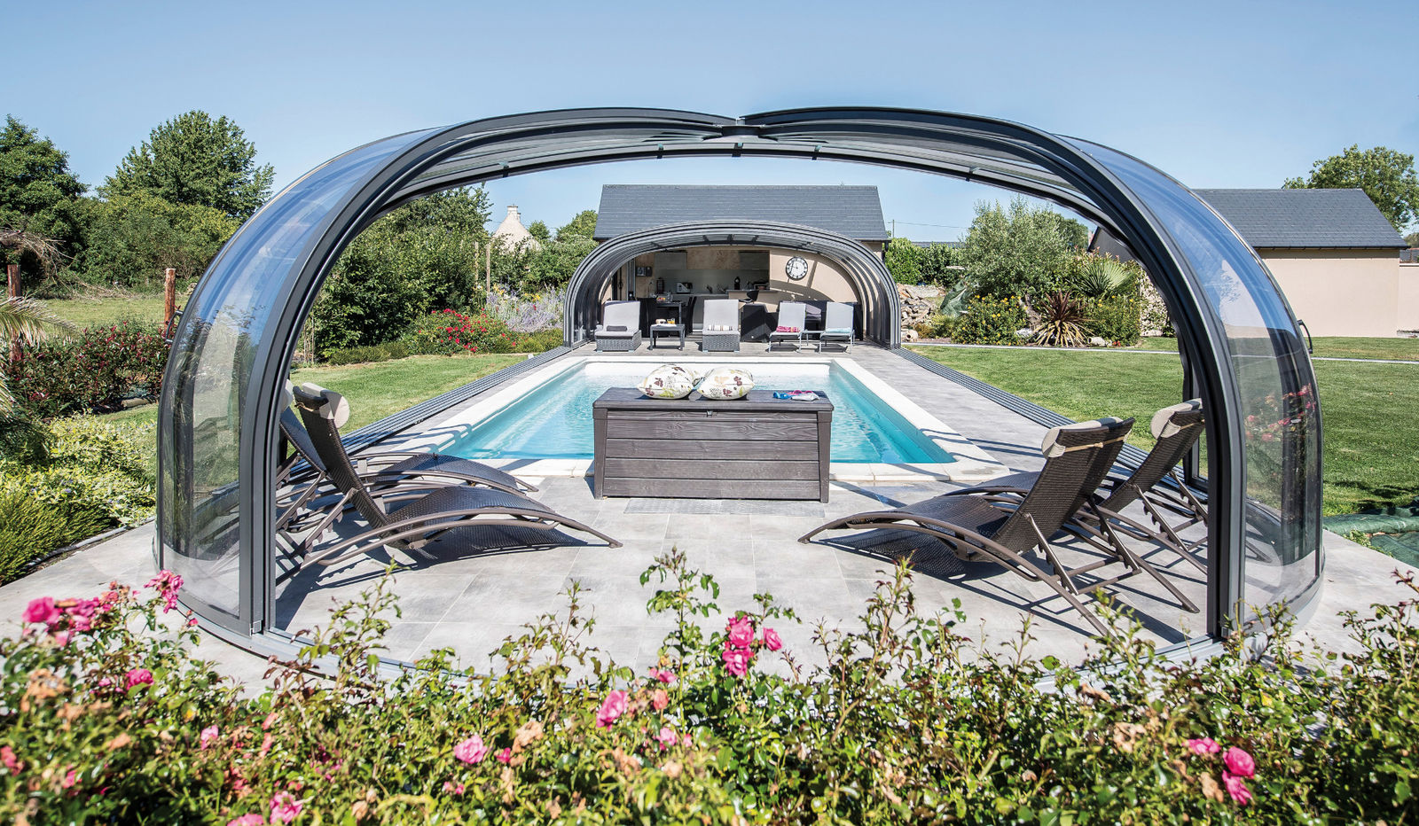 Die Halle mit einer Gesamtlänge von 20 Metern deckt Pool und Terrassenbereich. So kann die Anlage bei jedem Wetter genutzt werden. Vöroka GmbH.