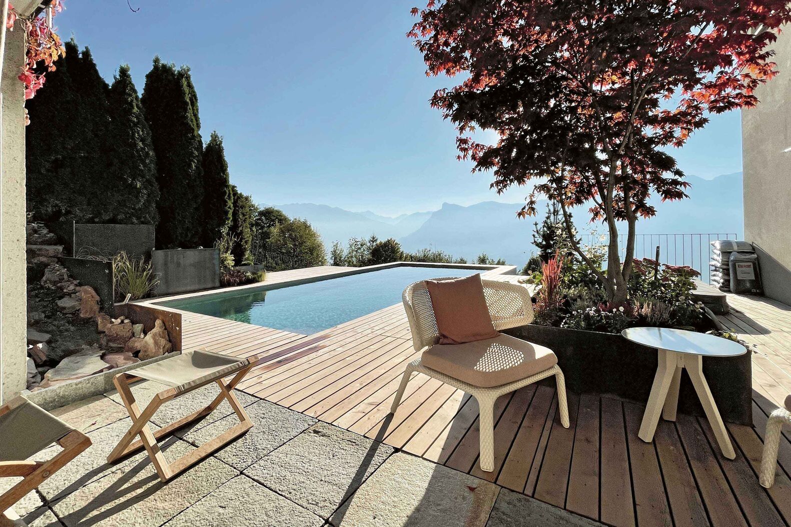 Eco-Pool: Mit möglichst wenigen Eingriffen in die Natur den maximalen Naturpool-Badespass zu gewährleisten, ist das Ziel eines eco-pools. Er zeichnet sich durch minimalen Stromverbrauch im Dauerbetrieb aus. Näheres zum System siehe Webseite. www.eco-pool.ch