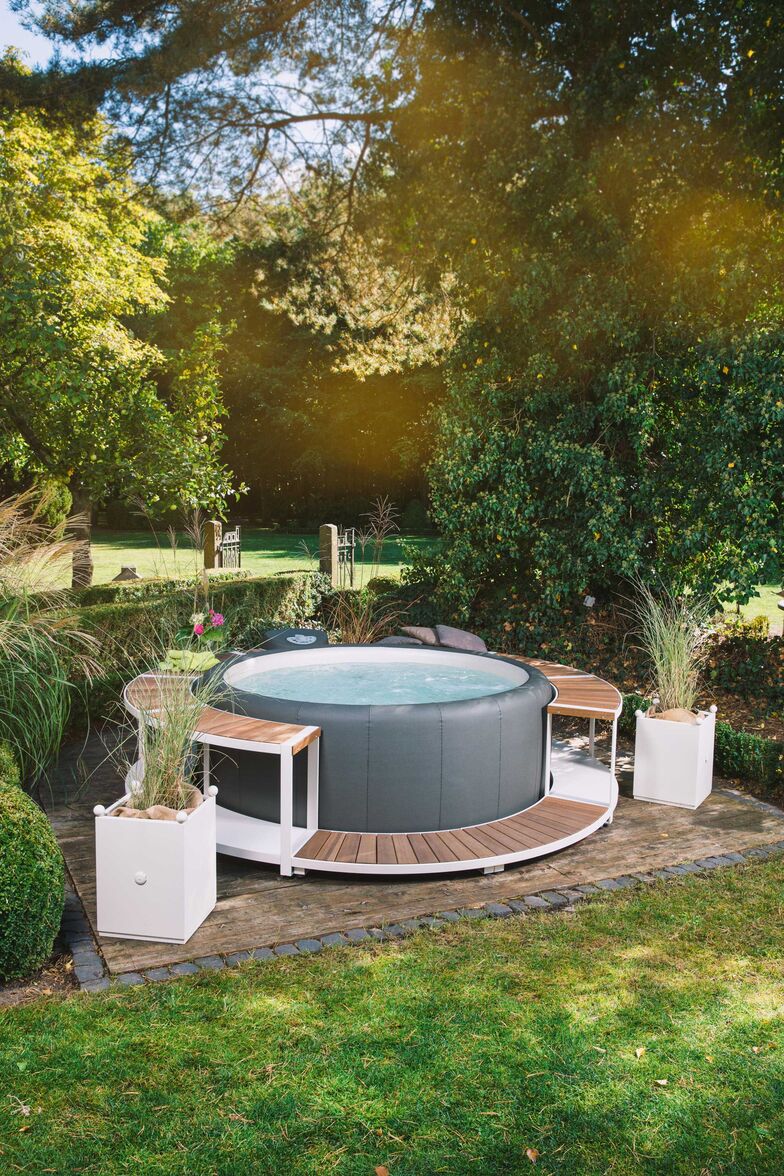 Softub®: Sie gehören zu den leisesten und energieeffizientesten Whirlpools weltweit, der Fokus liegt auf anspruchsvoller Ästhetik. Von der Umrandung bis zum Wasserpflegeset reicht das Rundum-Paket für die Wellness-Oase. www.softub.ch