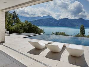 Der Betonpool mit dunkelgrauer Folienauskleidung «Alkorplan Touch Elegance» lässt das Poolwasser farblich wie einen kristallklaren See anmuten. Der massgefertigte Pool ist unter anderem mit Massagedüsen und einer Gegenstromanlage ausgestattet. Die Wasserreinigung erfolgt automatisch. Vita Bad AG.