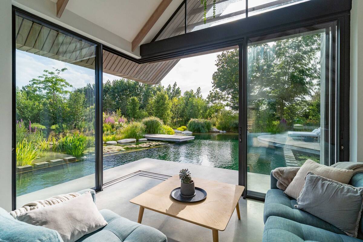 Das Wohnen am Wasser ist überall möglich: Naturpools und Schwimmteiche lassen sich individuell in Grösse und Design gestalten und überzeugen durch hautfreundliches, chlorfreies Wasser. Biotop P&amp;P International GmbH.