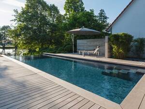 Eine Salzelektrolyse-Anlage sorgt dafür, dass das Badewasser eine quellfrische Qualität hat. Das Herz der Aufbereitungsanlage ist das intelligente Steuerungssystem «Ospa-BlueControl». Vivell AG.