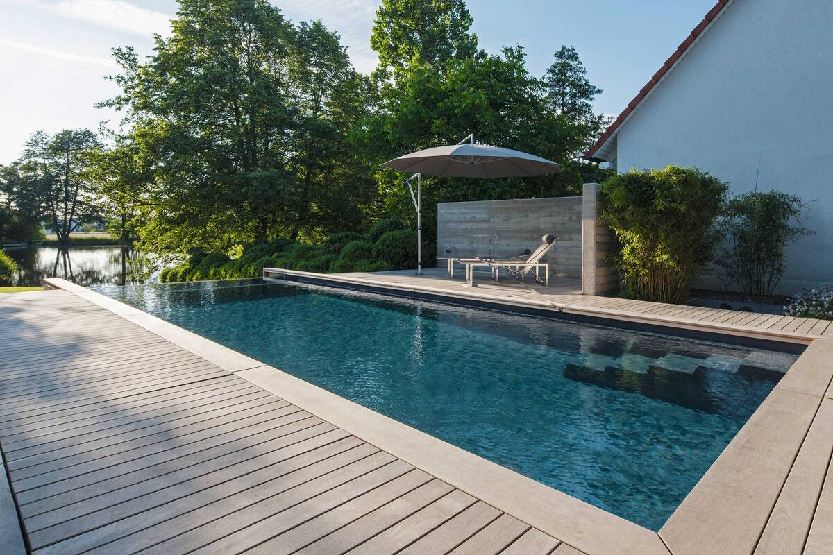 Eine Salzelektrolyse-Anlage sorgt dafür, dass das Badewasser eine quellfrische Qualität hat. Das Herz der Aufbereitungsanlage ist das intelligente Steuerungssystem «Ospa-BlueControl». Vivell AG.