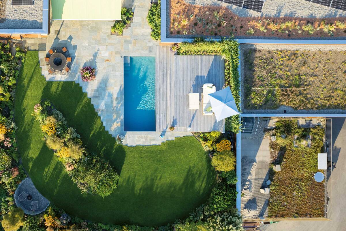 In dieser Oase kam ein Polypropylenpool, freitragend, mit Rollladenabdeckung und automatischer Wasseraufbereitung zum Einsatz. Zireg Ziswiler GmbH.