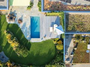 In dieser Oase kam ein Polypropylenpool, freitragend, mit Rollladenabdeckung und automatischer Wasseraufbereitung zum Einsatz. Zireg Ziswiler GmbH.