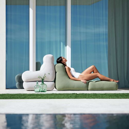 Dünen verändern sich ständig. Dieser Tatsache entspringt die Idee der Kollektion «Duna», die mit geschwungenen Linien und mit ihrer Wandelbarkeit unterschiedliche Liegepositionen ermöglicht. Ogo Furniture.