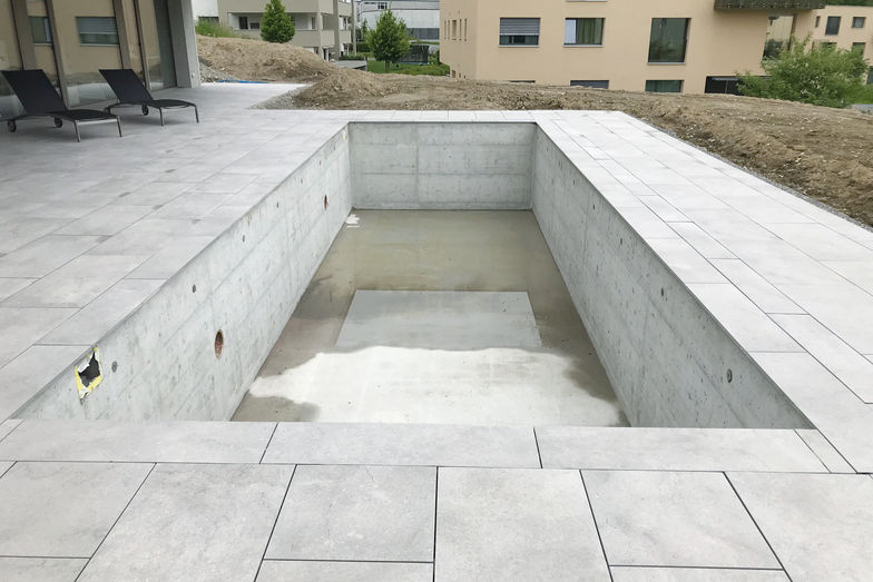 Der Pool ist mit Sichtbeton gebaut.