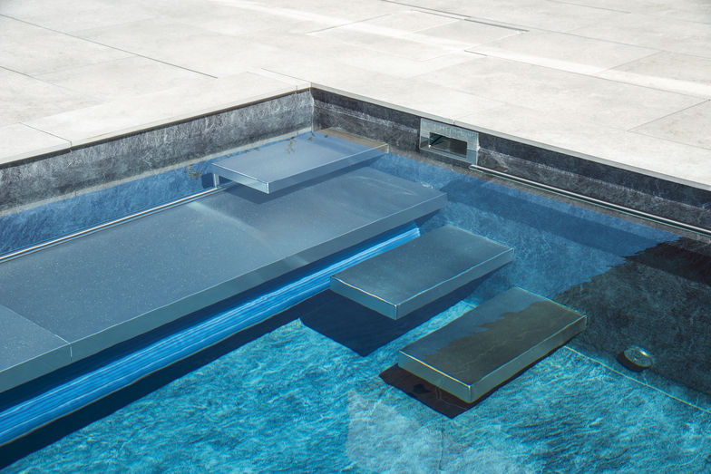 Die Rollabdeckung ist unter der Sitzbank.