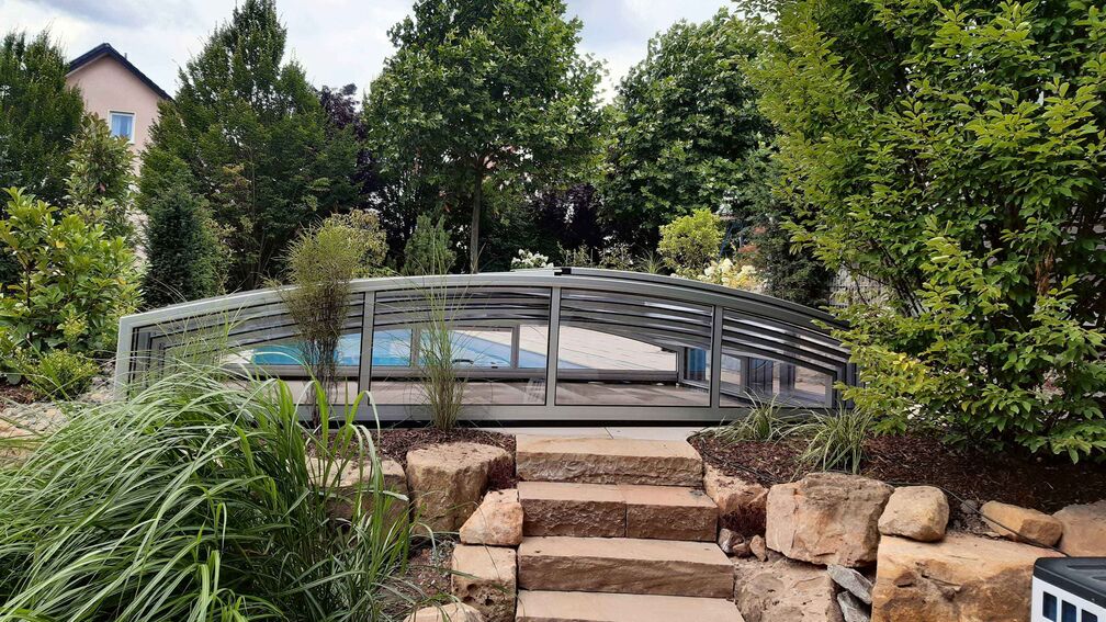 Harmonische Poolabdeckung im Garten