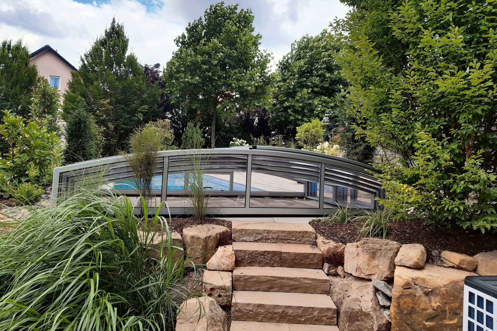 Unter der Pool-Überdachung kann man schwimmen – freie Sicht nach draussen inklusive.