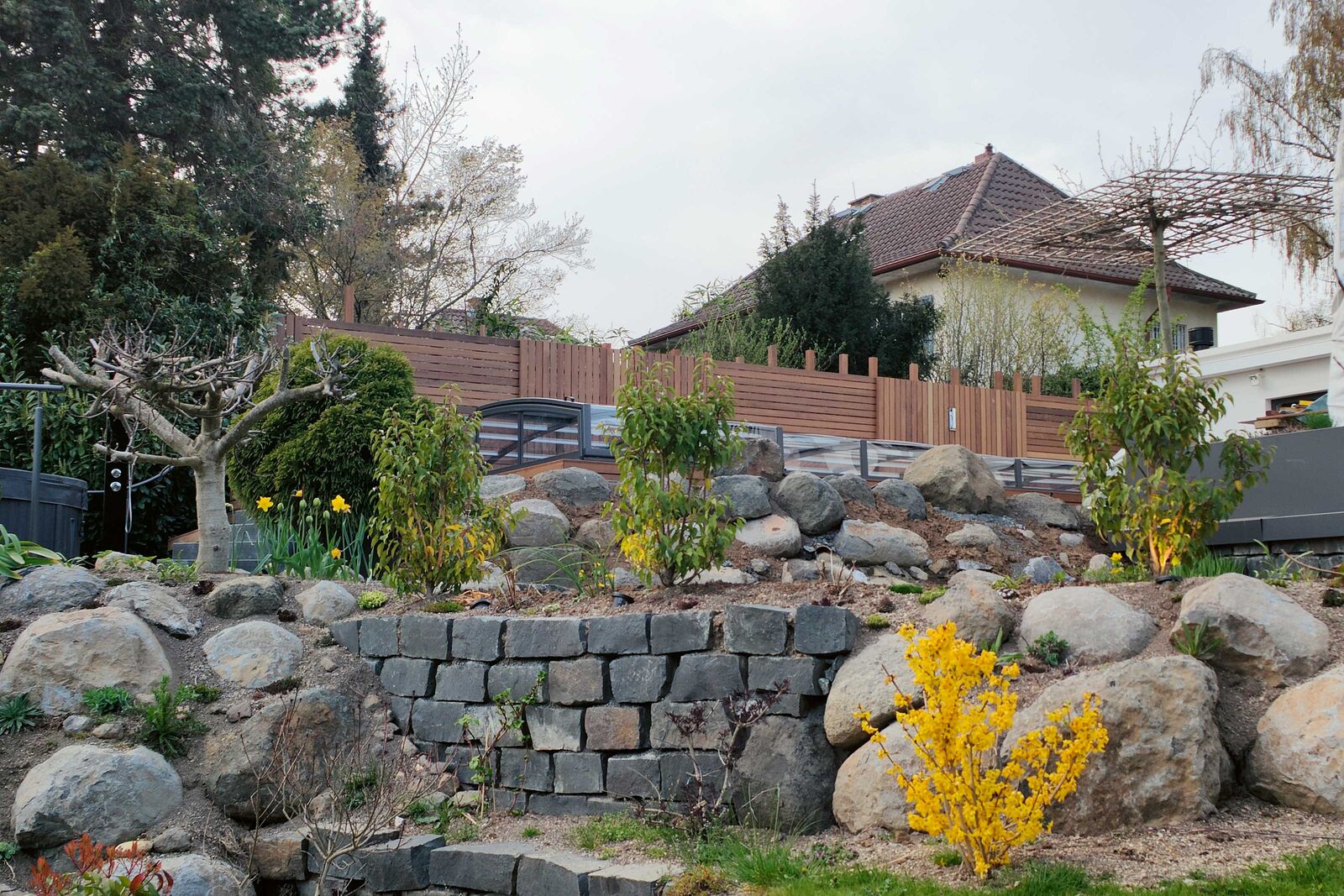 Wunderbar eingebettet in die Umgebung, nimmt man die filigrane Pool-Überdachung kaum wahr.