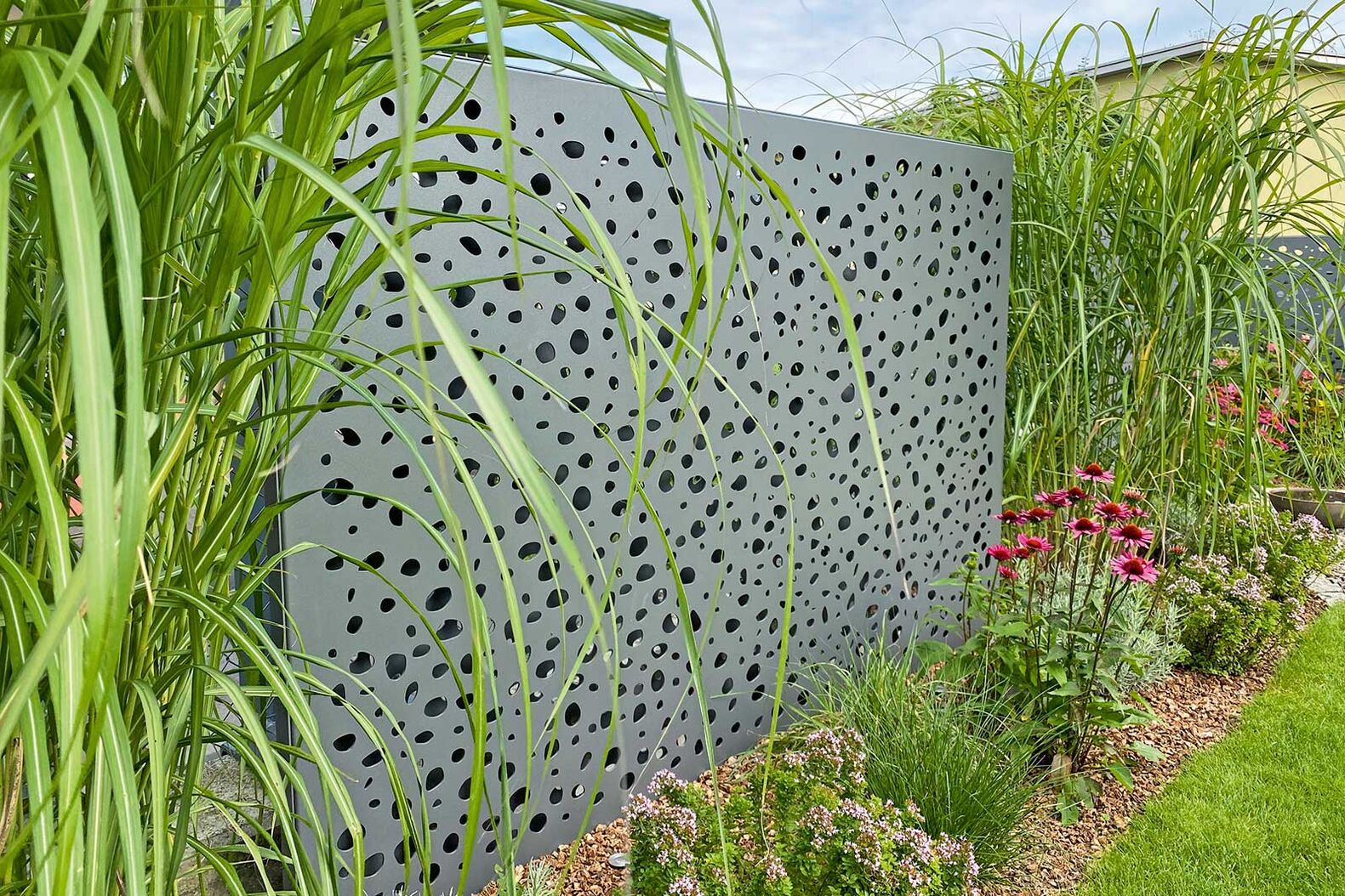 Ein Sichtschutz aus Metall ist witterungsbeständig, zeitlos und elegant. Das schlichte Design in Kombination mit schöner Bepflanzung sorgt für private Stunden im Garten. Grütter Metallwaren AG, www.gruettermetallwaren.ch