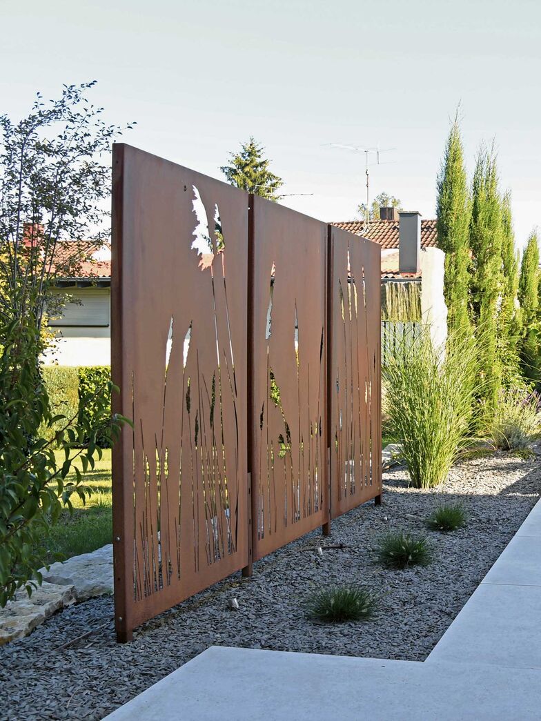 Der «Vista»-Sichtschutz mit dem Motiv «Gräser» setzt florale Akzente. In Kombination mit der passenden Beleuchtung kommt er elegant zur Geltung und schützt vor fremden Blicken. Die Sichtwand wird aus hochwertigem Cortenstahl, Edelstahl oder farbbeschichtetem Edelstahl gefertigt. Atlas Natursteine AG, www.atlas-natursteine.ch