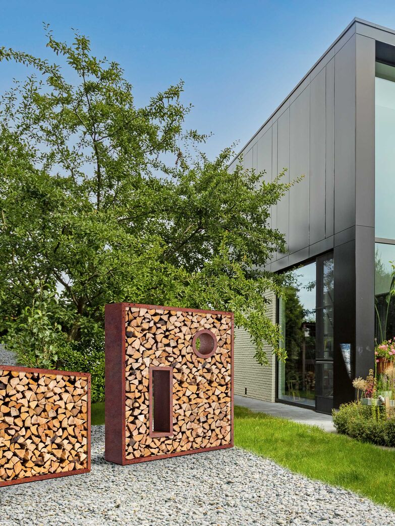 Das Holzlager der Sager Gartengalerie AG verleiht dem  Garten einen leicht rustikalen Touch und trennt das Nachbargrundstück von der eigenen privaten Zone. Das Produkt überzeugt durch robuste Materialien, zeitloses Design und eine qualitativ hochwertige Verarbeitung. Die Holzlager werden auf Mass gefertigt! Sager Gartengalerie AG, www.hochbeet-sager.ch