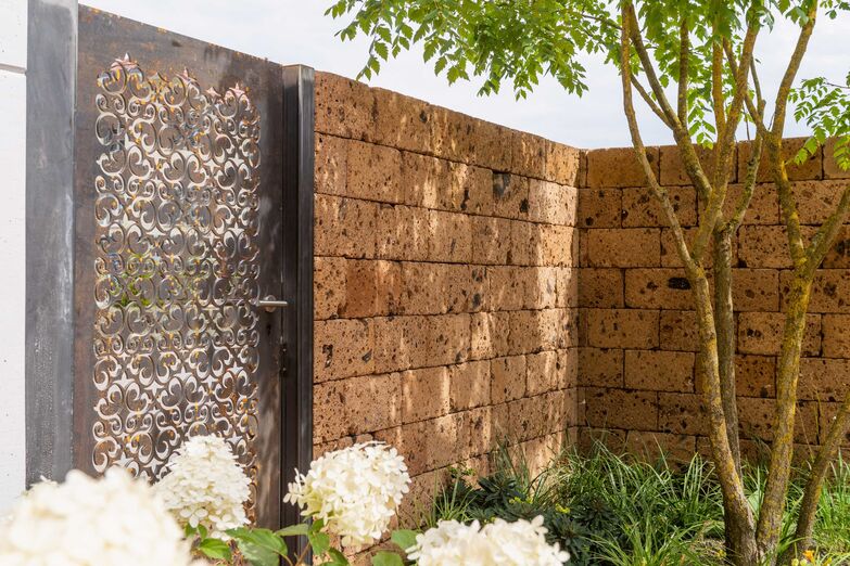 Einzigartige Sichtschutzlösungen sind möglich, wie zum Beispiel diese Stahltür mit Ornamentausschnitten. Mein Topf GmbH, www.meintopf.ch