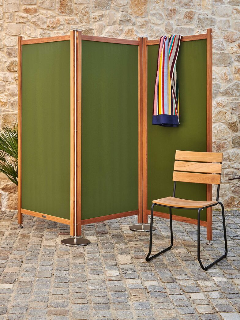 Paravents schenken Privatsphäre, wo die Nachbarterrasse auf Sichtkontakt ist. Ein massiver Teakholzrahmen und wetterfestes Acrylgewebe sowie Füsse aus robustem Edelstahl sorgen für eine lange Lebensdauer. Die Grundeinheit besteht aus zwei Elementen und ist beliebig erweiterbar. Weishäupl Möbelwerkstätten GmbH, www.weishaeupl.de