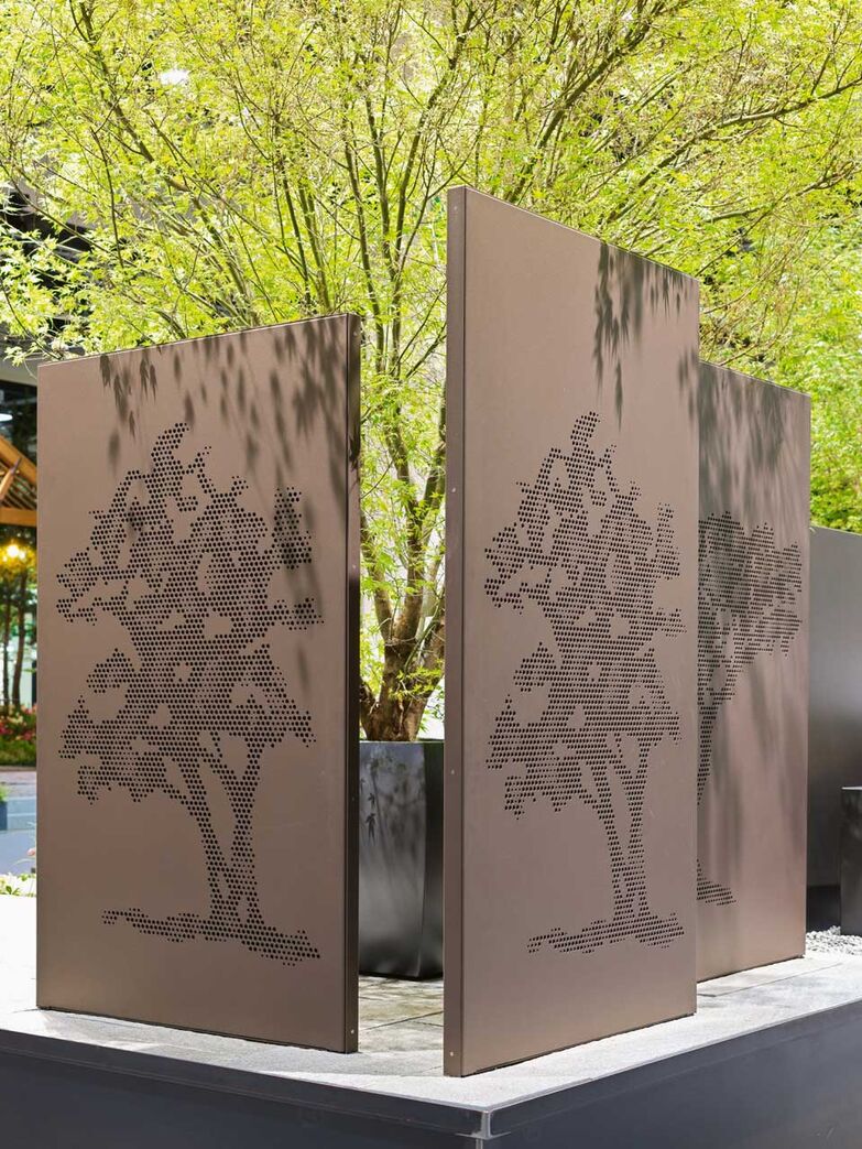 Sichtschutz kann zum Kunstwerk erhoben werden, wie das Beispiel «SW-12-Baum» zeigt. Die von der Grütter Metallwaren AG eigens entwickelten Sichtschutzwände zeichnen sich zudem durch wählbare Formen, Langlebigkeit und geringes Gewicht aus. Grütter Metallwaren AG, www.gruettermetallwaren.ch