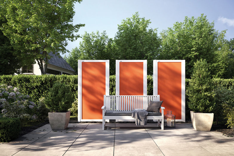 «Format» ist ein flexibler Sichtschutz aus UV-beständigem Tuch. Der Rahmen aus pulverbeschichtetem Aluminium wird über Pfosten am Boden befestigt. Einzelne Elemente und ein passendes Markisendach lassen sich beliebig kombinieren. Markilux Schweiz GmbH.