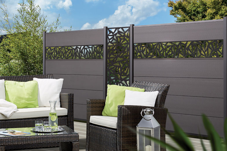 Dieser Zaun muss nie gestrichen werden. Er besteht aus abwaschbarem WPC, einem Gemisch aus Holz und Kunststoff. Tomwood AG.