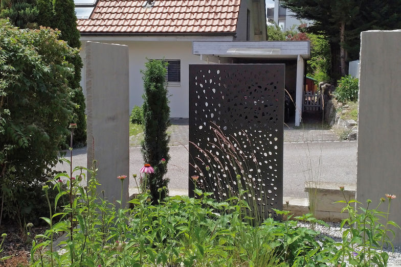 Langlebig, leicht und modern: Sichtschutzwand «SW-12» hält Aluminiumpaneele in einem verzinkten Rahmen. Grütter Metallwaren AG.