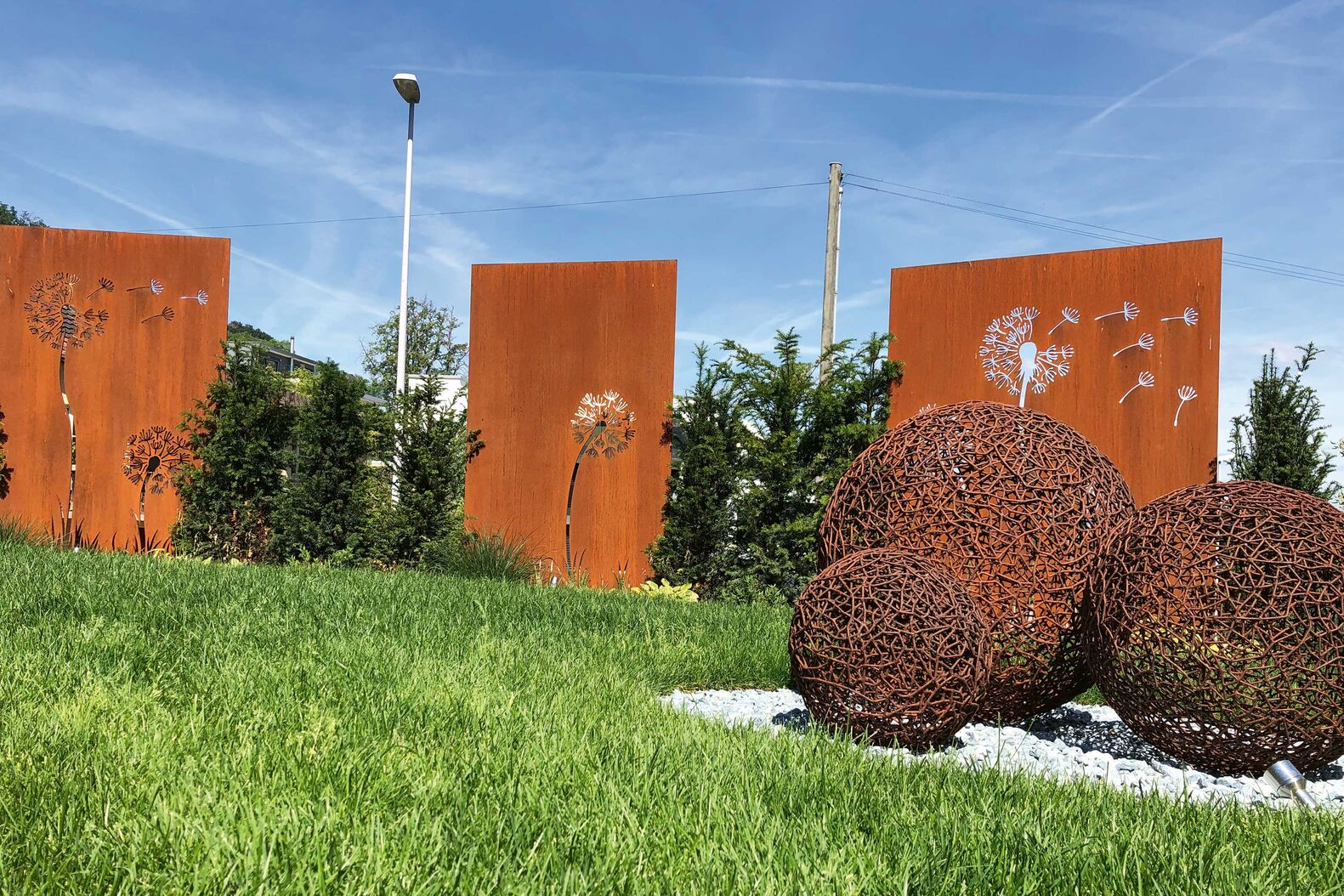 Mit ihrem ausgefallenen Design begeistert die Trennwand aus wetterfestem Baustahl und schützt vor neugierigen Blicken. Mein Topf GmbH, www.meintopf.ch