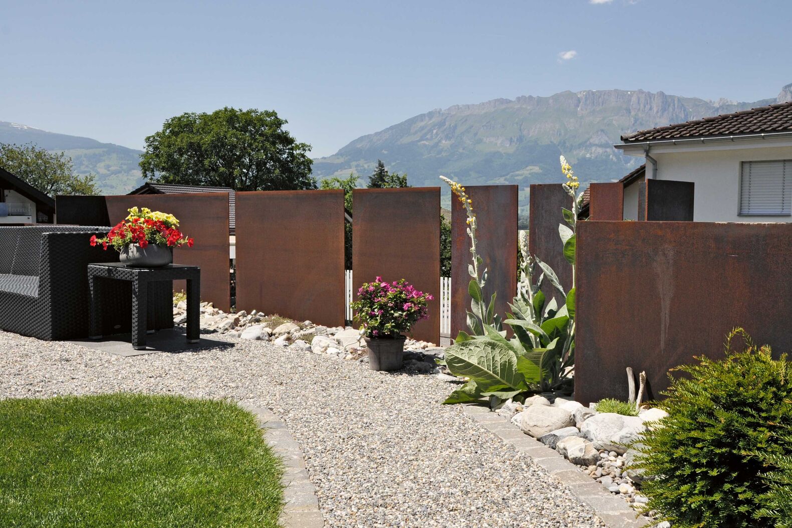 Dekorativ: Die Eisenplatten können nach individuellen Wünschen angeordnet werden und bilden mit der Zeit eine natürliche Rostpatina. Abderhalden Gartenbau AG, www.abderhalden.ch