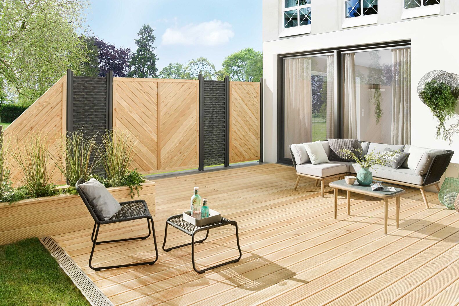 Mit horizontalen oder vertikalen Designelementen wird die Sichtschutz-Wand optisch aufgelockert. Die Elemente sind in Glas und Metall erhältlich. Tomwood AG, www.tomwood.ch