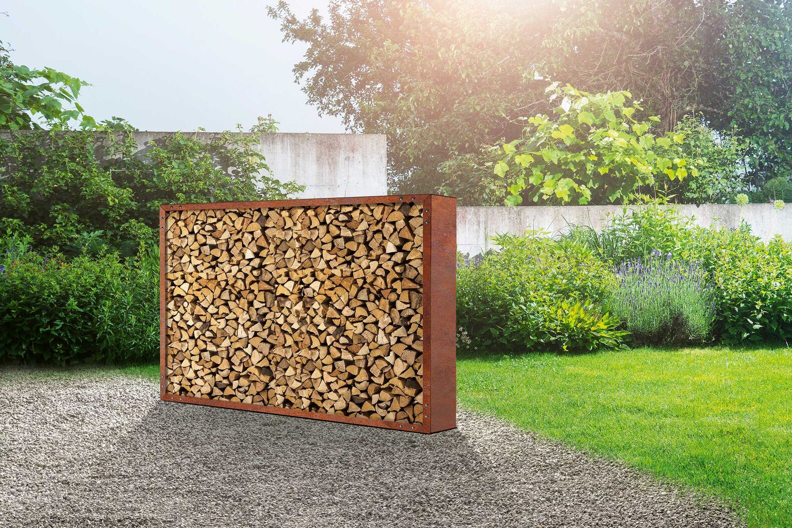 Das Holzlager passt zu unterschiedlichen Gartengestaltungen und ist in verschiedenen Grössen erhältlich. Der rohe Stahl verändert mit der Zeit die Farbe von schwarz auf rostrot. Sager Gartengalerie AG, www.hochbeet-sager.ch