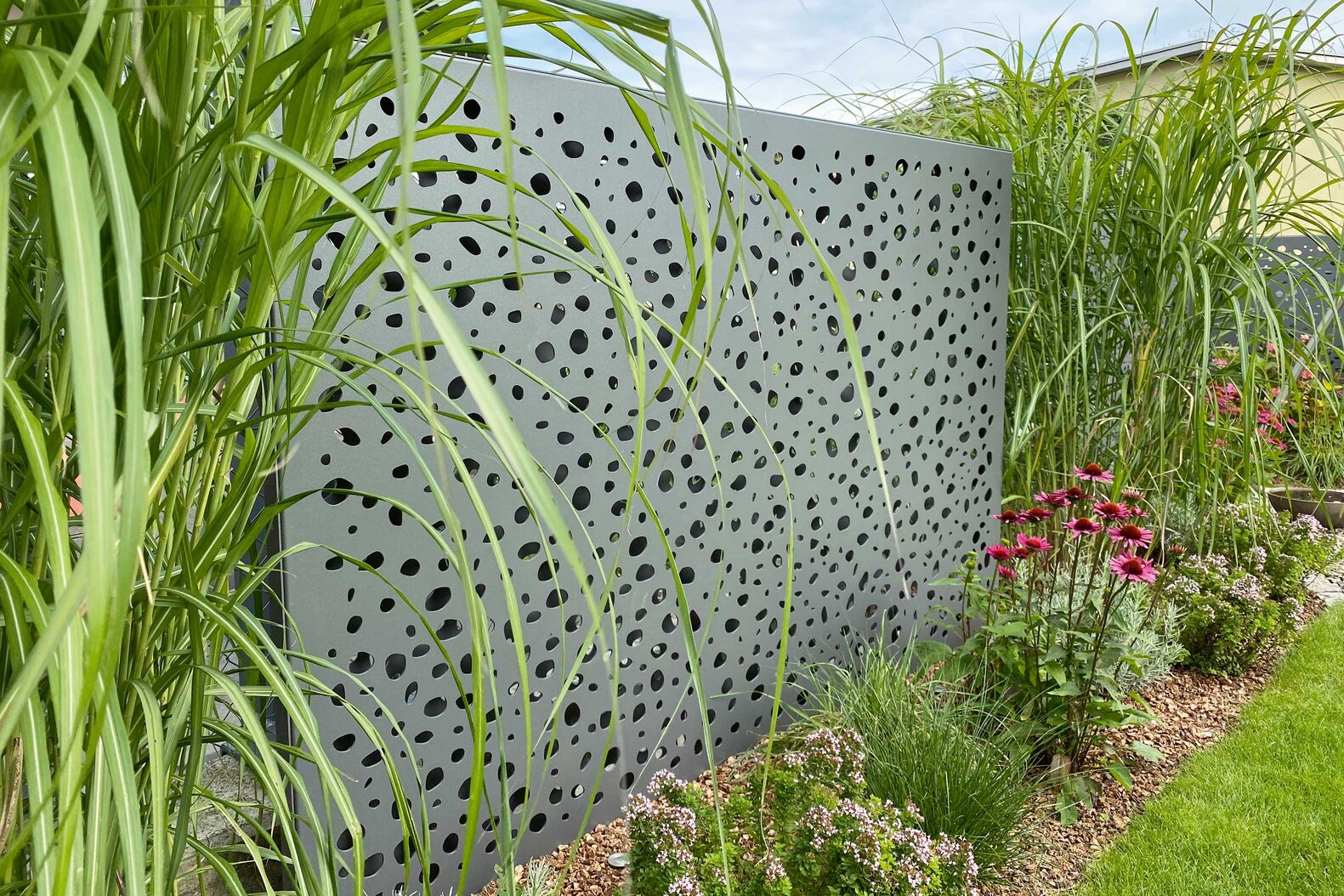 Sichtschutzwände aus Metall bieten diverse moderne Gestaltungsmöglichkeiten. Grütter Metallwaren AG, www.gruettermetallwaren.ch