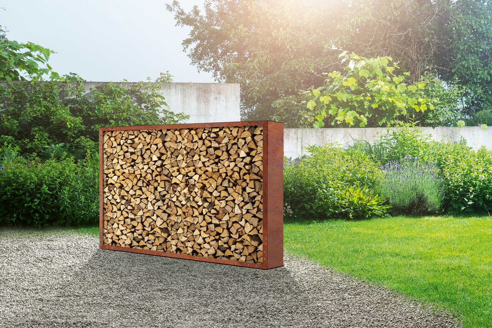 Das Brennholzregal nahe beim Grillplatz ist praktisch und attraktiv. Es bietet zugleich Wind- und Sichtschutz. Sager Gartengalerie, www.sager-gartengalerie.ch