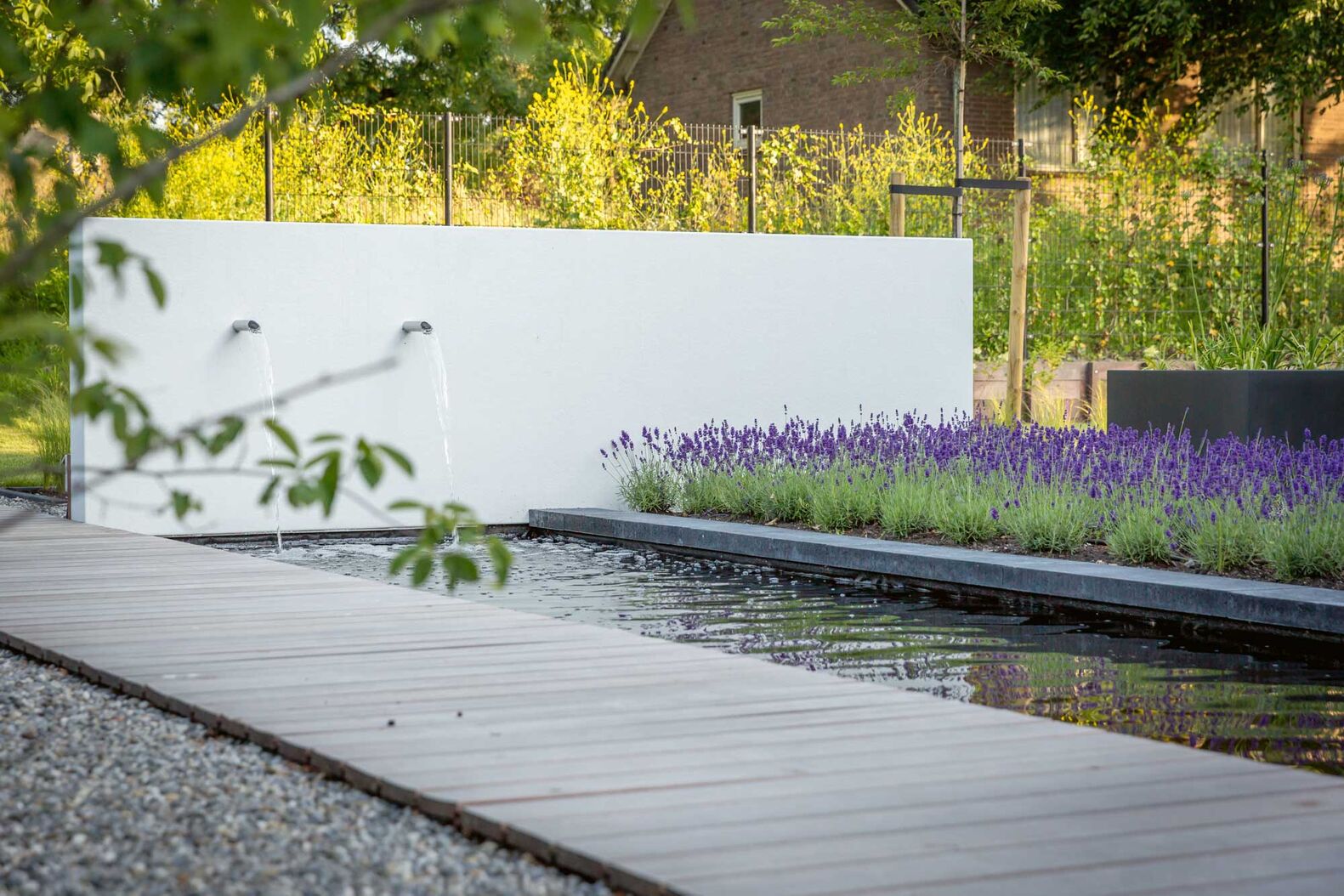 Luxcom-Gestaltungselemente aus glasfaserverstärktem Verbundstoff sind witterungsbeständig und in jeder Farbe und unterschiedlichen Strukturen zu haben. Green Style Holland GmbH, www.green-style.ch