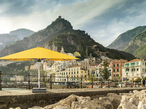 Grosser Schirm mit vielen Extras: LED Streifen und Zusatzheizung sind nicht nur in Hotellerie und Gastronomie gefragt, auch zuhause weiss man die Zusatzfunktionen zu schätzen. «Palazzo Noblesse», Glatz AG.