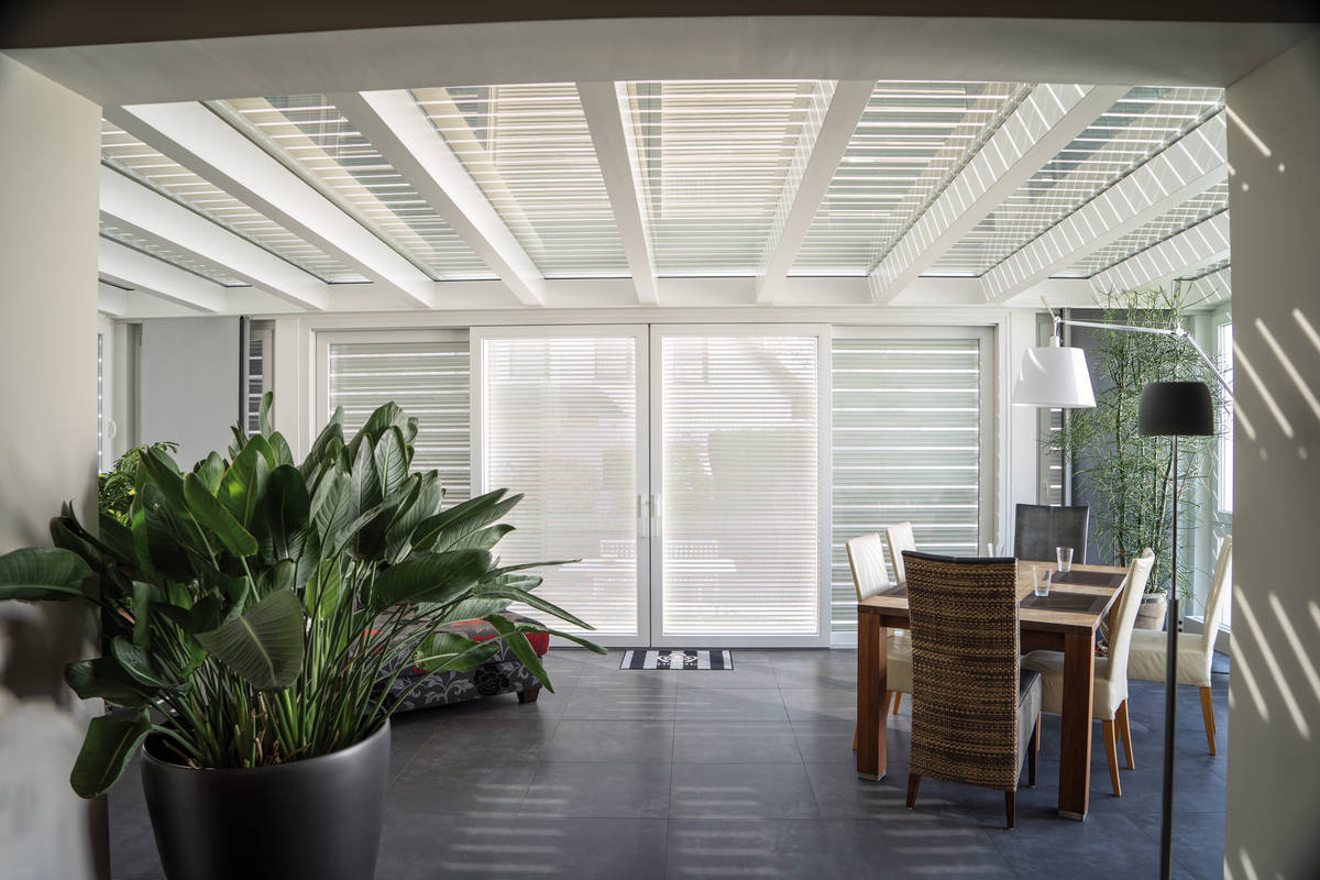 Fast wie unter Bäumen: Durch die siebartige Struktur der Lichtschienen fliesst dezent reguliertes Sonnenlicht in den Wintergarten. Schanz.