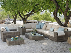 Im Schatten alter Bäume rastet es sich wunderbar: Die bequeme Loungegruppe «Zermatt» steht am rechten Ort. Das Geflecht ist wetterbeständig und robust. Hunn Gartenmöbel AG.