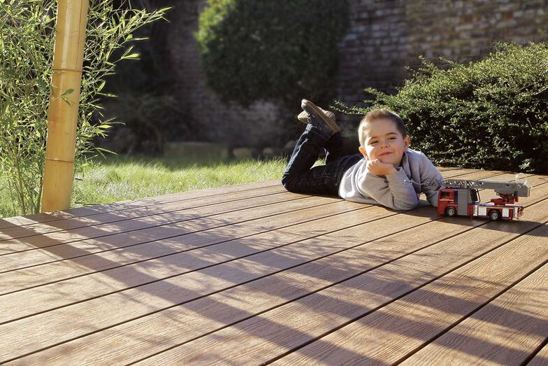 Umanteltes-WPC-Fiberdeck, Premium-Teak: Bei herkömmlichen WPC Terrassendecks können hartnäckige Flecken auftreten. Mit ummantelten WPC Terrassenböden wird dies sicher verhindert. Die neuste Generation von WPC-Terrassenböden (Holz- / Kunststoffgemisch) müssen nie geölt werden und splittern nicht. Dank der Ummantelung sind Wasser-, Öl-, oder sonstige Flecken ausgeschlossen. Zudem verwittert die Oberfläche selbst nach Jahrzehnten nicht. www.tomwood.ch