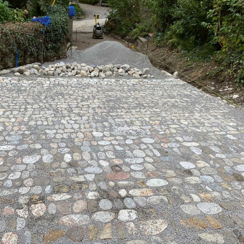 Flusswacken: Aufgrund ihres natürlichen Aussehens und ihrer Beschaffenheit sind Flusswacken eine spannende Alternative zur herkömmlichen Pflästerung. Sie sind robust und langlebig und strahlen eine natürliche Kraft aus. Es gibt sie sowohl mit gespaltener als auch mit geflammter Oberfläche. Sie eignen sich bestens für Vorplätze und Wege. www.dezanet.ch