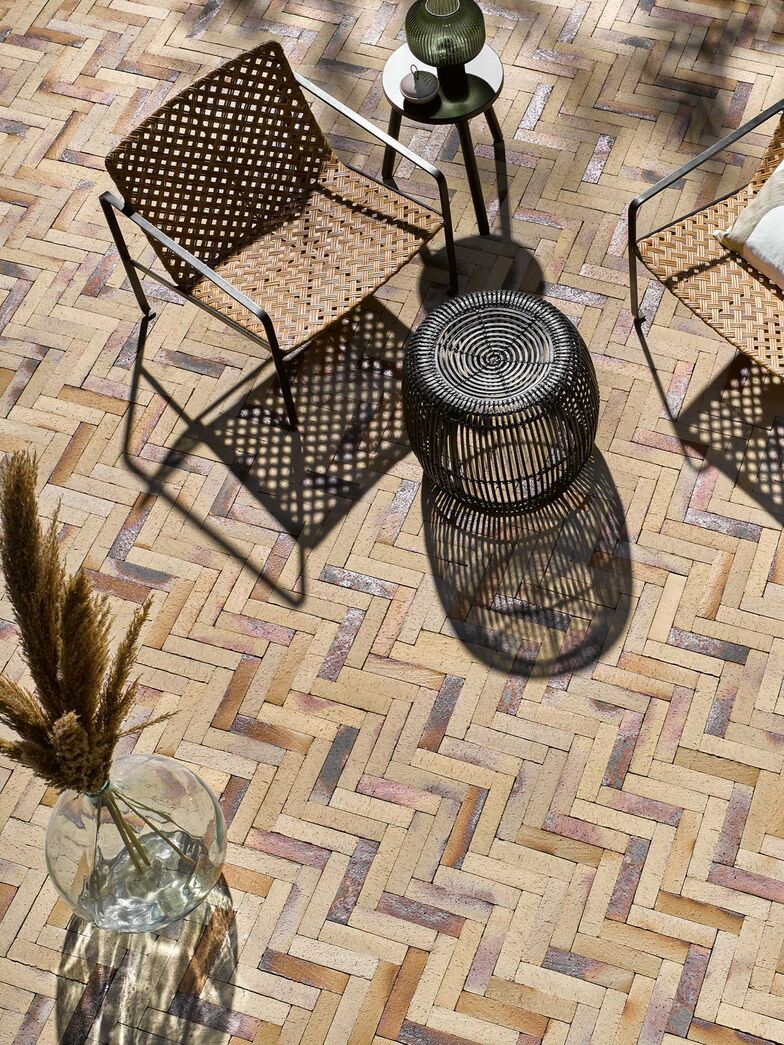 Pflasterklinker: Die Farbtöne des Pflasterklinkers reichen von sandigen Gelb-Weiss-Tönen bis hin zu beinahe Schwarz-Rot, hellem Rot oder Dunkelrot-blaubunt. Pflasterklinker begegnet man vor allem in nördlichen Regionen, doch das hochwertige Naturprodukt aus Ton hat mit seiner Farbechtheit und Langlebigkeit viel zu bieten, wenn es um Terrassen, Treppen und schöne Plätze geht. Vielfältige Verlegemuster, wie etwa Läuferverband, Diagonalverband, Block- oder Fischgrät-Verband sind faszinierende Gestaltungsoptionen. www.hagemeister.de