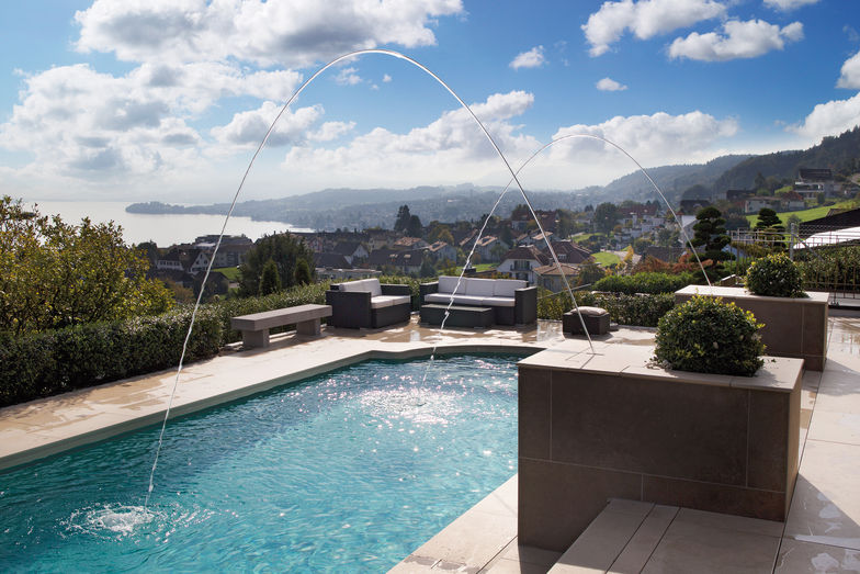 Ein Wasserspiel bereichert das Ambiente am Pool.