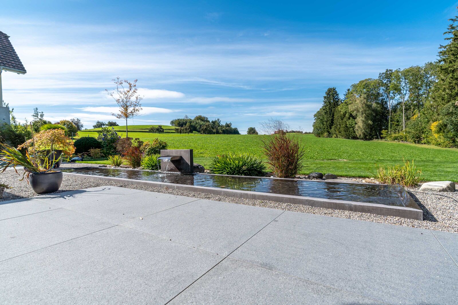 «Das sanfte Plätschern von Wasser verwöhnt die Sinne», heisst es seitens der Creabeton AG. Angeboten werden Brunnen aus dem Standard-Sortiment oder Sonderanfertigung, wie hier ein etwa acht Meter langer Brunnen. www.creabeton.ch
