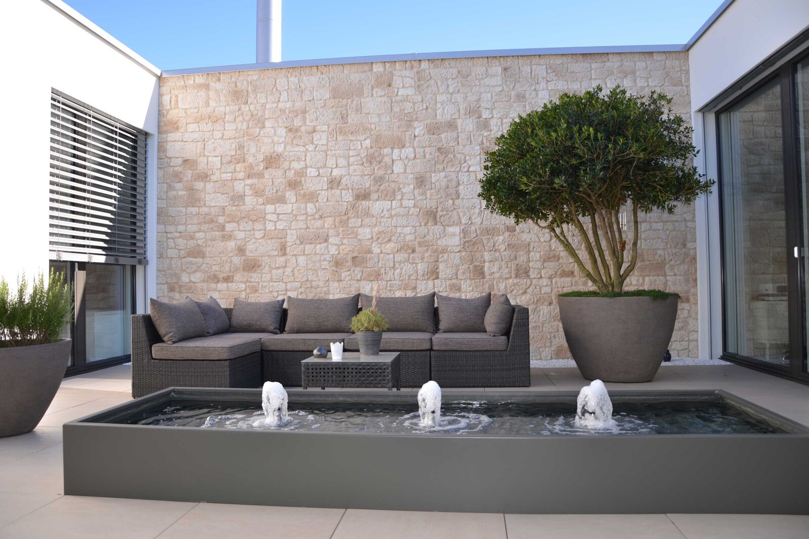 Die Brunnen der Mein Topf GmbH werden inklusive Pumpen, Filter, stromsparender LED-Beleuchtung und allen Anschlüssen fixfertig konfektioniert. Produziert wird in der Schweiz. Das ermöglicht neben individualisierten Brunnen auch kurze Termine und Transportwege. www.meintopf.ch