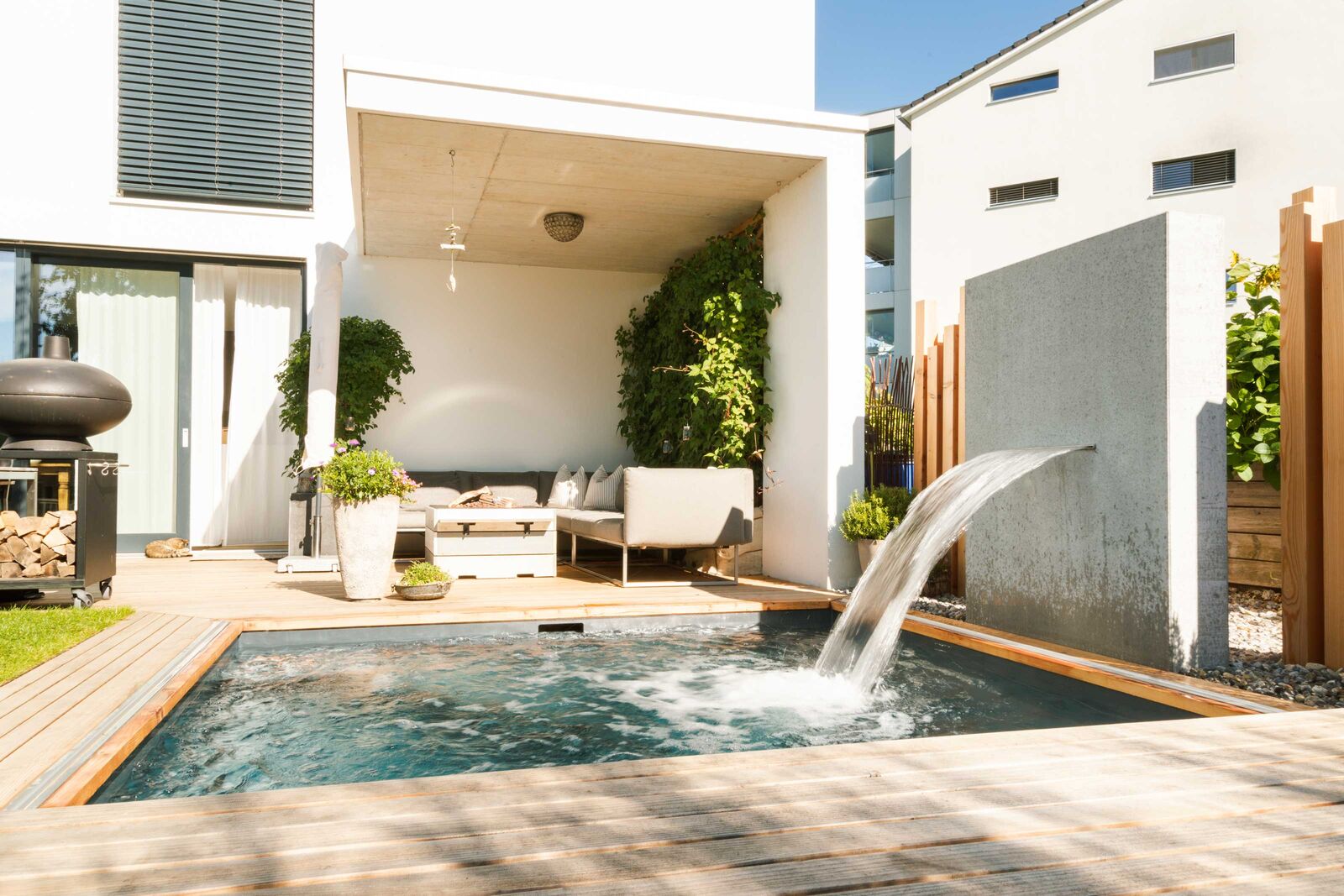 Mehr als ein Brunnen, aber doch nicht gleich ein grosser Pool, der zu viel Platz einnehmen würde. Die Zireg Ziswiler GmbH bietet mit dem «Minipool» ein einzigartiges Wassererlebnis. www.zireg.ch