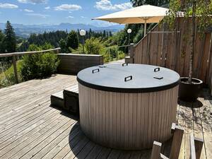 Neben der Sauna für den Innen- oder Aussenbereich produziert die Lädrach Holzbau AG auch Dampfbäder, Hammam, Duschen oder Wannen. Lädrach Holzbau AG.