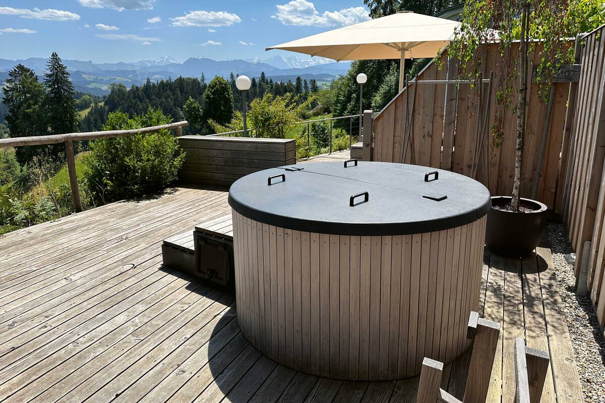 Neben der Sauna für den Innen- oder Aussenbereich produziert die Lädrach Holzbau AG auch Dampfbäder, Hammam, Duschen oder Wannen. Lädrach Holzbau AG.