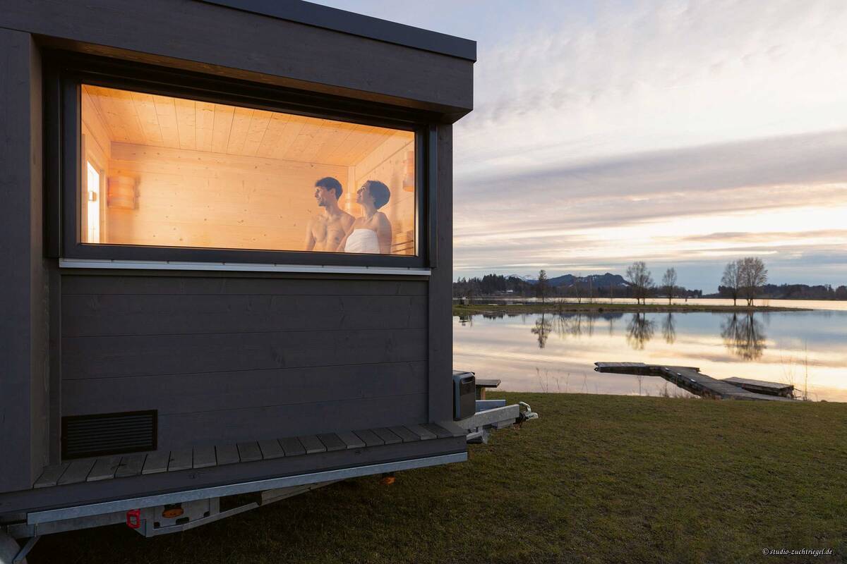 Sauna zum Mitnehmen: Über den integrierten Trailer ist die «Hummel-Sauna2go» mobil und kann an unterschiedlichen Orten genutzt werden. Auch dort, wo kein Stromanschluss vorhanden ist. Denn sie ist mit einer leistungsstarken Powerstation sowie einem gasbeheizten Saunaofen ausgestattet. Blockhausbau Josef Hummel e.K.