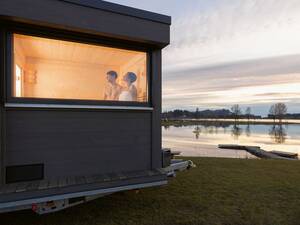 Sauna zum Mitnehmen: Über den integrierten Trailer ist die «Hummel-Sauna2go» mobil und kann an unterschiedlichen Orten genutzt werden. Auch dort, wo kein Stromanschluss vorhanden ist. Denn sie ist mit einer leistungsstarken Powerstation sowie einem gasbeheizten Saunaofen ausgestattet. Blockhausbau Josef Hummel e.K.