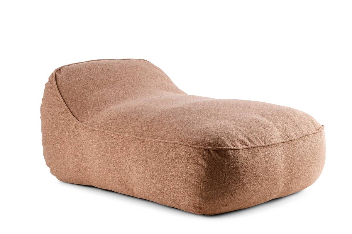 Die Hülle des Sitzsacks «Evora» ist nicht nur wasserfest, sondern auch in vier Kammern unterteilt, die die Füllung an Ort und Stelle halten. Hunn Gartenmöbel AG.