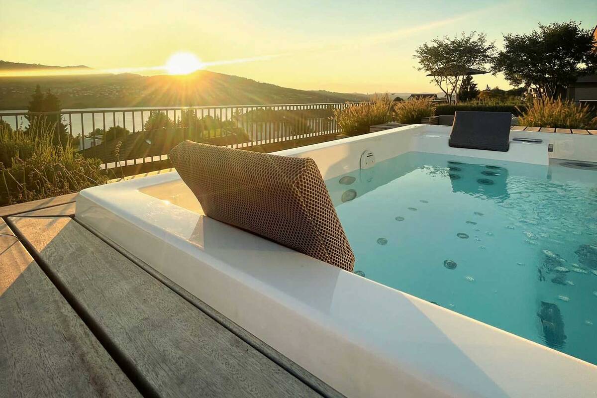 Ein Whirlpool der Marke «Riviera Pool» wurde in ein Gesamtkonzept mit Holzlounge und Pflanztrögen integriert. Linz & Partner Schwimmbadtechnik GmbH.