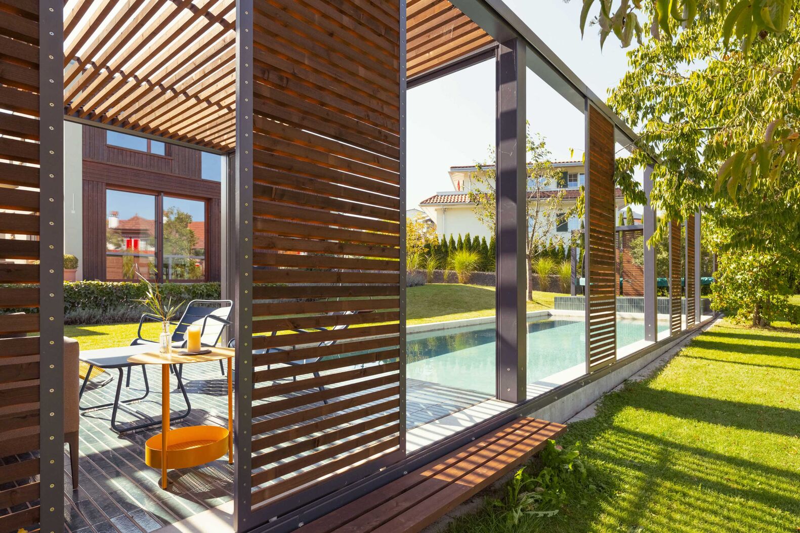 Kreativ in den Gartenraum integriert: Der Pool aus Sichtbeton bietet zur Entspannung verschiedene Düsen für die Ganzkörpermassage. Zireg Ziswiler GmbH, www.zireg.ch